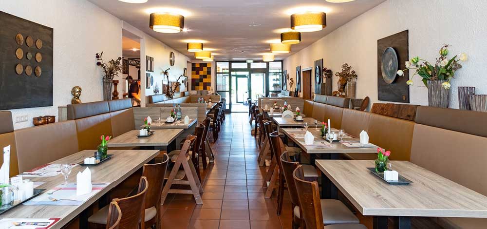 Familienhotel Gut Landegge im Emsland: Einladendes Restaurant im Hotel, für die Kinder liegen Malvorlagen bereit