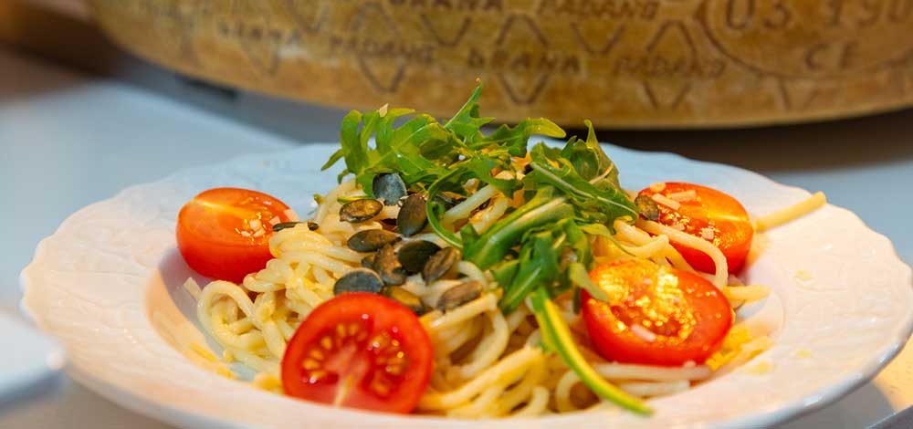 Familienhotel Gut Landegge im Emsland: Essen im Restaurant, Spagetti mit frischen Tomaten, Rucola und Kürbiskernen